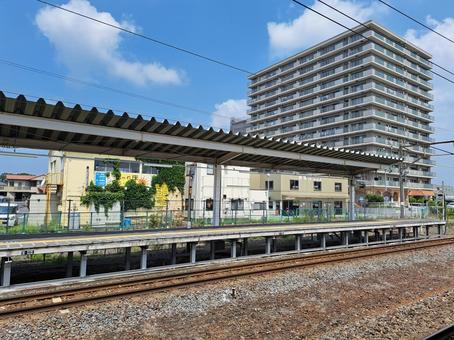 常磐線牛久駅ホームと駅前マンション 牛久駅,常磐線,マンションの写真素材