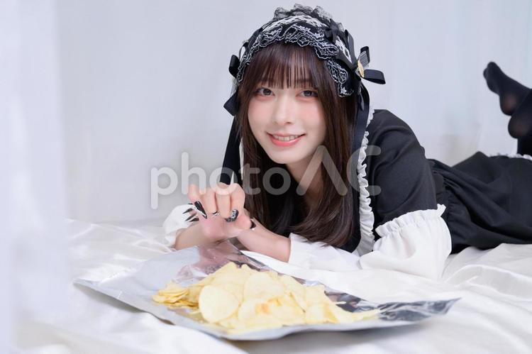 寝転んでお菓子を食べる地雷系女子 地雷系,地雷系女子,コスプレの写真素材