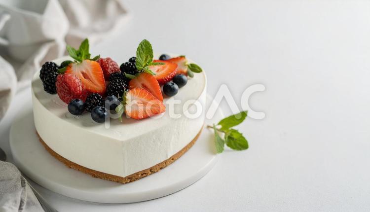 ハート型のケーキ　フルーツと生クリーム ケーキ,ハート,フルーツの写真素材