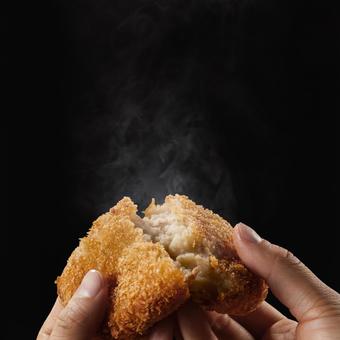 出来立てのコロッケ コロッケ,割る,食べ物の写真素材