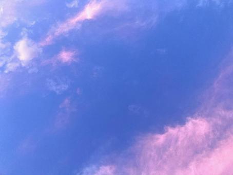 夏の夕暮れ、青空とピンクに染まった雲 夏の夕暮れ、青空とピンクに染まった雲の写真