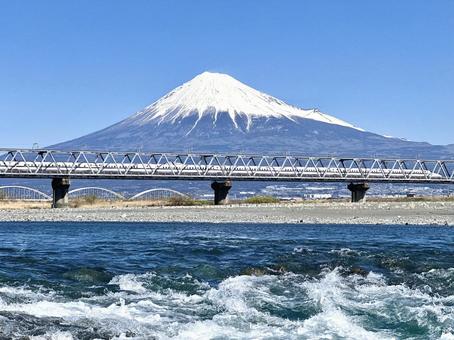 富士川から見る新幹線と富士山 富士川から見る新幹線と富士山 富士山,新幹線,富士川の写真素材