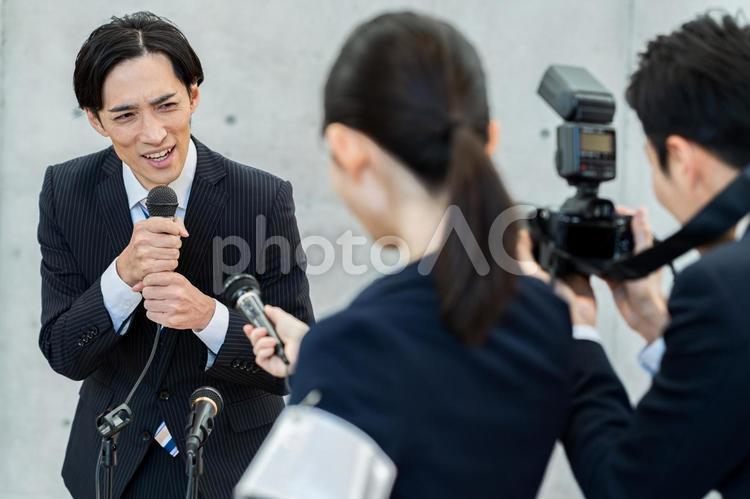 謝罪会見するビジネスマン 謝罪,ビジネスマン,ビジネスの写真素材