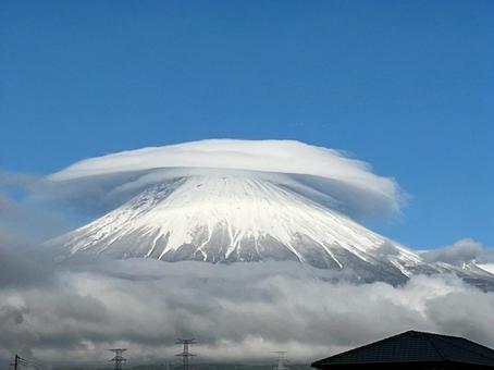 富士山にかかるレンズ雲 富士山にかかるレンズ雲 mount,fuji,富士山の写真素材