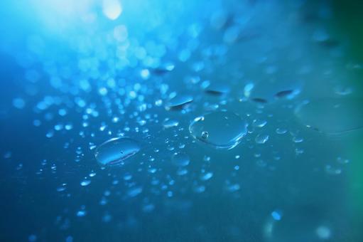 水滴のアップの写真