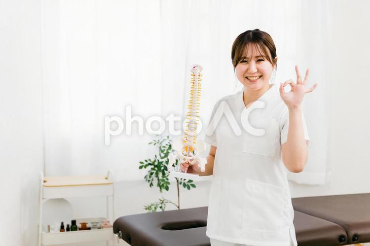 整体師のアジア人女性（整骨） 整体,整体師,整骨の写真素材