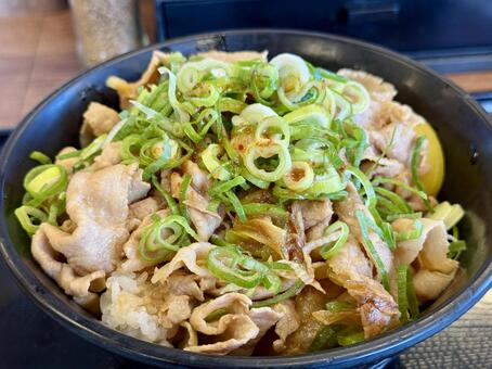 ネギ盛り豚丼 ポーク,トッピング,スタミナ丼の写真素材