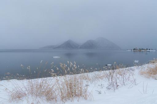 洞爺湖の冬、雪と霧に包まれ静寂が漂う情景 洞爺湖,湖面,雪の写真素材