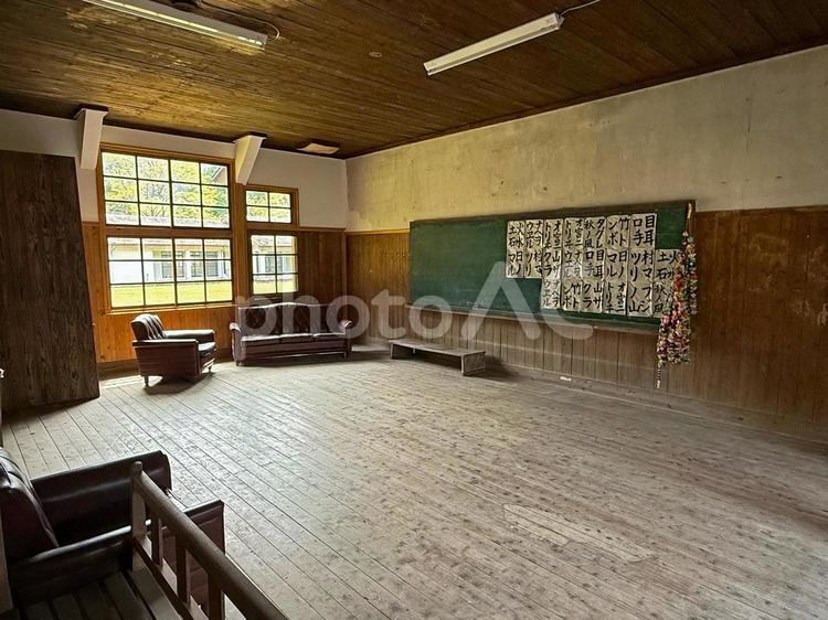 旧布計小学校_室内 布計小学校,応接室,黒板の写真素材