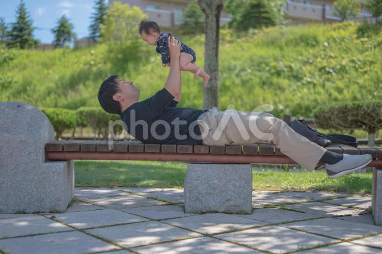 親子の休日(その２９) 赤ちゃん,子供,青空の写真素材