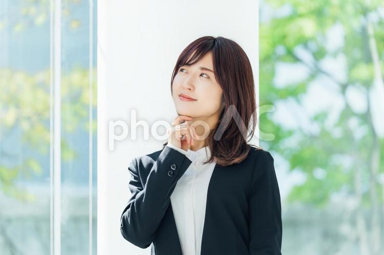 微笑みながら考えるビジネスウーマン 女性,ビジネス,人物の写真素材