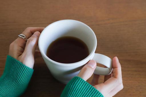 紅茶が入ったマグカップを持つ手元 紅茶,マグカップ,飲み物の写真素材