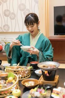 旅行 旅館 食事 旅行 旅館 食事 女性,人物,夕食の写真素材