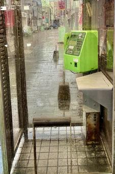 雨の日の公衆電話 公衆電話,雨,電話の写真素材