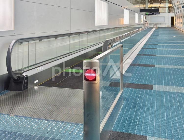 羽田空港の動く歩道(進入禁止マーク) エスカレーター,自動,屋内の写真素材
