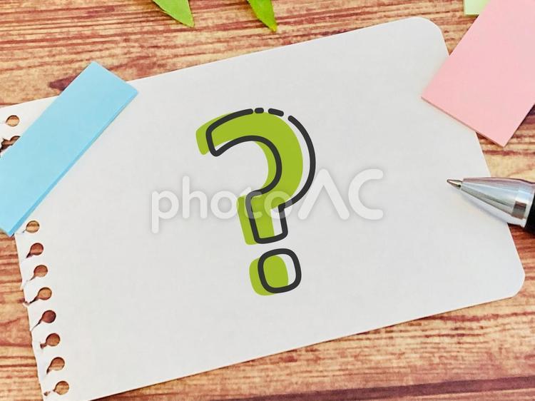 メモに書かれた緑色のクエスチョンマーク クエスチョン,わからない,なぜの写真素材