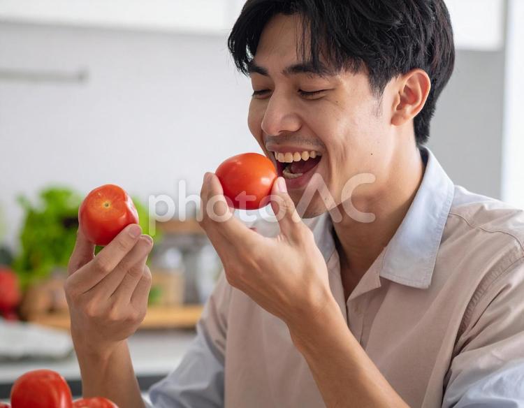彼のおすすめ夏野菜トマト・キッチンにて トマト,男性,イケメンの写真素材
