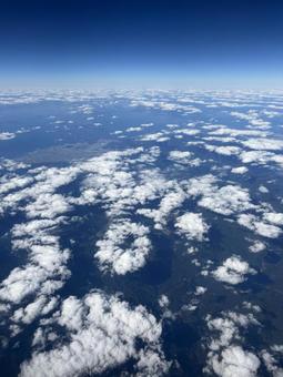 飛行機から空撮：まだらの雲と地上﻿の風景 空,空撮,雲の写真素材