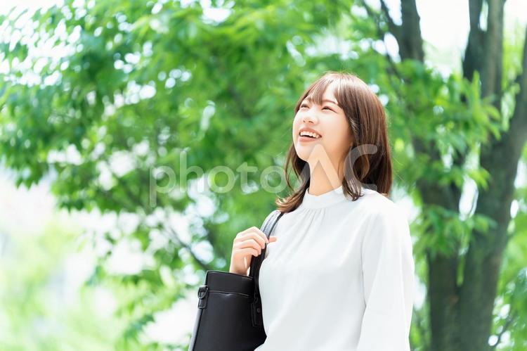 屋外を歩く笑顔の女性・ビジネスウーマン 女性,歩く,夏の写真素材