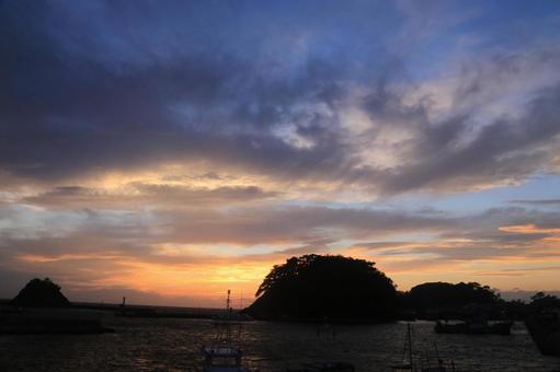 仁科港の港から見えた美しい夕陽 仁科港の港から見えた美しい夕陽の写真