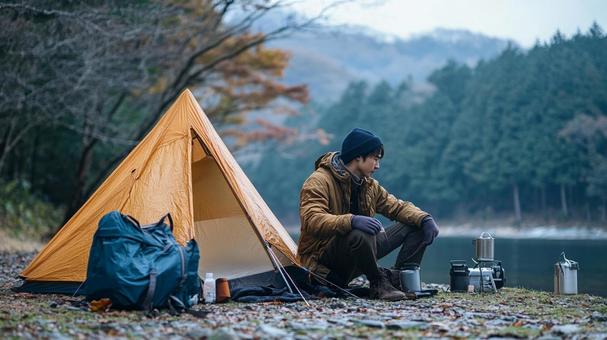 ソロキャンプをする男性 ソロキャンプをする男性の写真