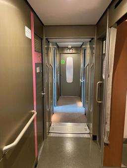 東海道新幹線 7号車と8号車間の通路 東海道新幹線 7号車と8号車間の通路 新幹線,通路,グリーン車の写真素材