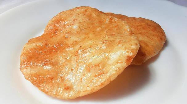 まがったしょうゆせんべい・1 まがったしょうゆせんべい・1 せんべい,しょうゆせんべい,お菓子の写真素材
