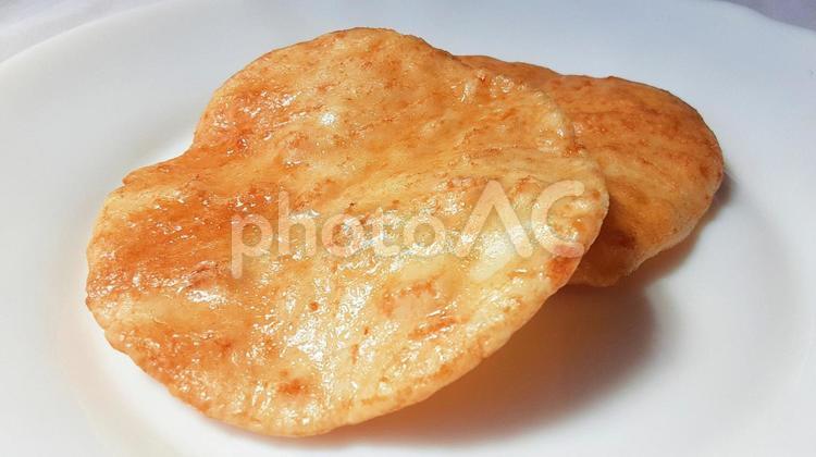 まがったしょうゆせんべい・1 せんべい,しょうゆせんべい,お菓子の写真素材