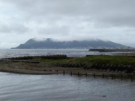 湯の川から見る雲がかかった函館山 湯の川から見る雲がかかった函館山 海,景色,空の写真素材