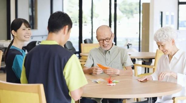 介護施設で折り紙を折るアジア人高齢者 介護施設で折り紙を折るアジア人高齢者 高齢者,折り紙,折るの写真素材