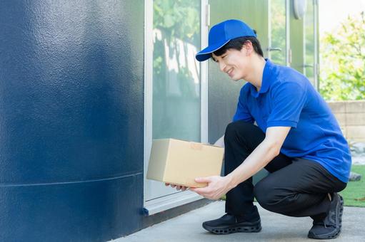 荷物を置き配する宅配業者 荷物を置き配する宅配業者の写真