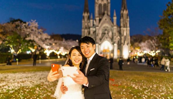セルフィーを撮る新郎新婦 セルフィーを撮る新郎新婦の写真