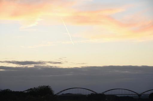 秋の夕暮れと彩雲 秋の夕暮れと彩雲 秋空,夕焼け,夕暮れの写真素材