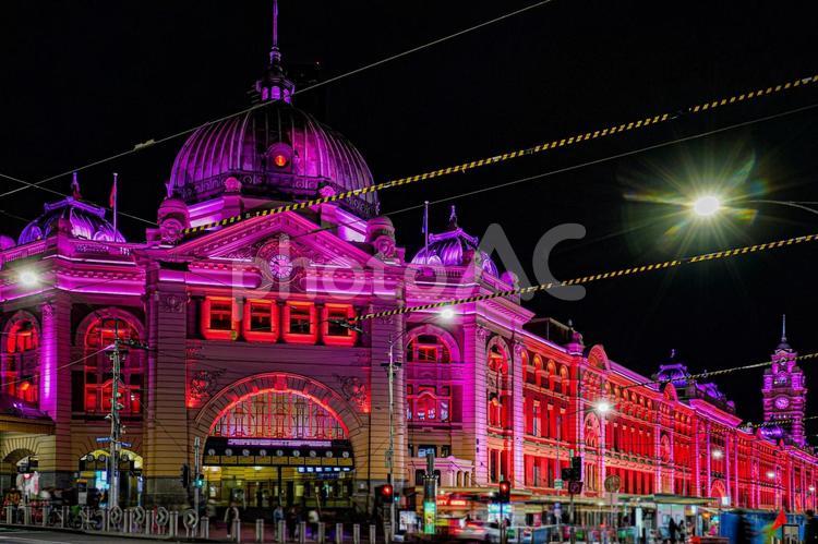 夜の駅と賑わう街 フリンダースストリート駅,メルボルン,オーストラリアの写真素材