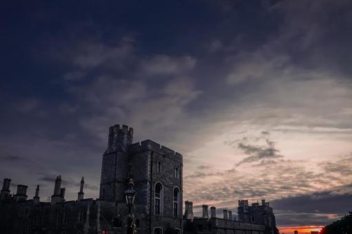朝焼けに染まるウィンザー城 ウィンザー城,朝焼け,イギリスの写真素材