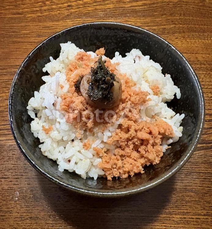 ご飯に鮭フレークとかつお梅の茶碗飯 茶碗飯,朝ご飯,ご飯の写真素材