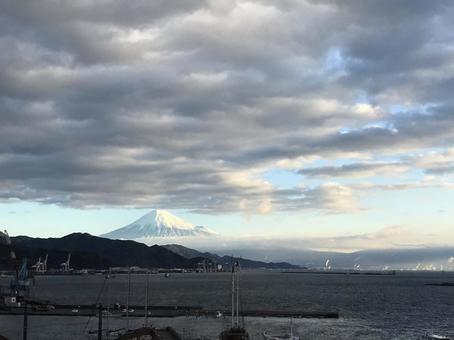 雲の割れ目から富士山 雲の割れ目から富士山の写真