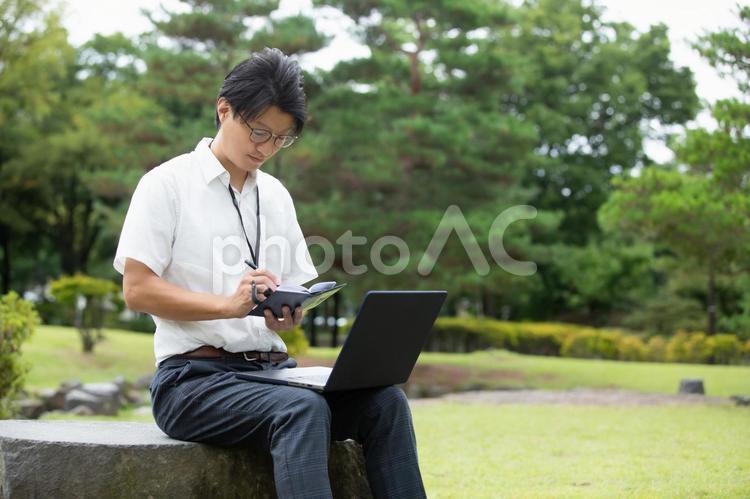 パソコンを操作する男性　PC ノートパソコン,パソコン,インターネットの写真素材