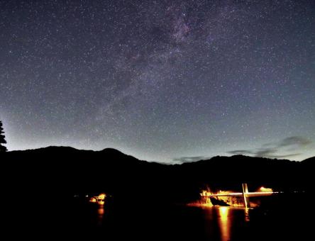 ダム湖を覆う天の川12 ダム湖を覆う天の川12の写真
