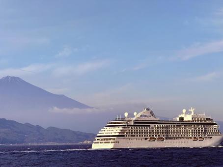 富士山とセブンシーズエクスプローラー 豪華客船,クルーズ船,空の写真素材