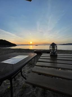 夕日と浜辺の写真