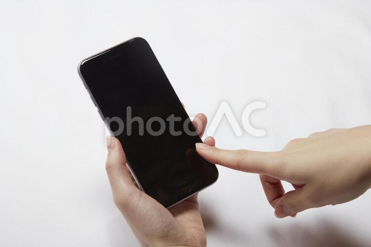 スマホを操作する女性の手 1,ぼかし,アンドロイドの写真素材