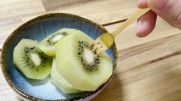 グリーンキウイを食べる キウイ,キウイフルーツ,グリーンキウイの写真素材