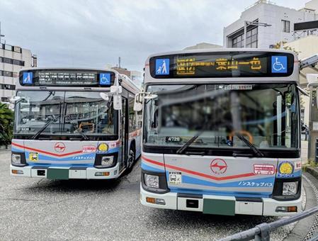 バス乗り継ぎの旅、出発待ちの京急バス 京急バス,路線バス,ノンステップバスの写真素材