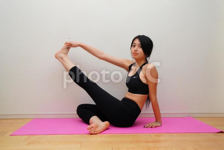 健康的なイメージ/ヨガをする女性 20代,屋内,女性の写真素材