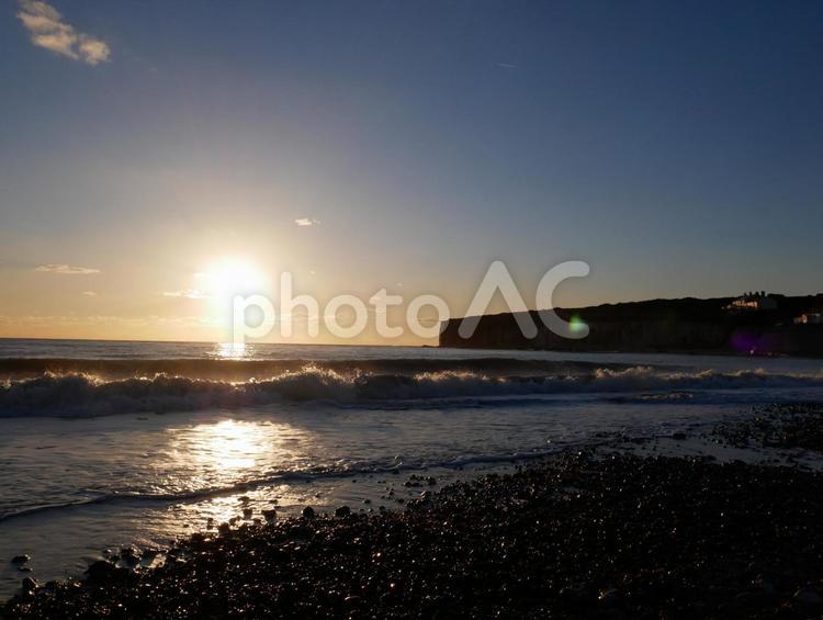 眩しい夕日と海 夕日,夕焼け,イギリスの写真素材