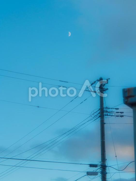 月と夕方の空 あおぞら,空,そらの写真素材