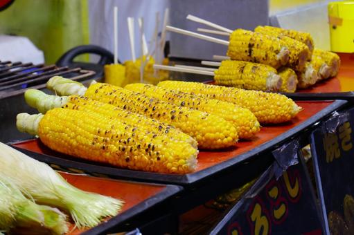 お祭り屋台の焼きとうもろこし(アップ) お祭り屋台の焼きとうもろこし(アップ) 焼とうもろこし,とうもろこし,祭りの写真素材