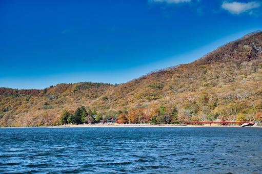 対岸の赤城神社をのぞむ大沼 風景,青空,晴れの写真素材