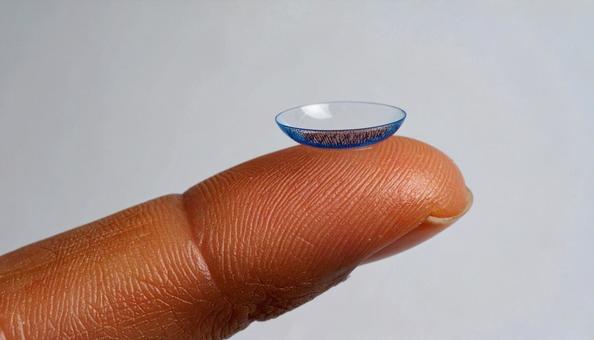 人差し指に取ったカラーコンタクトの写真